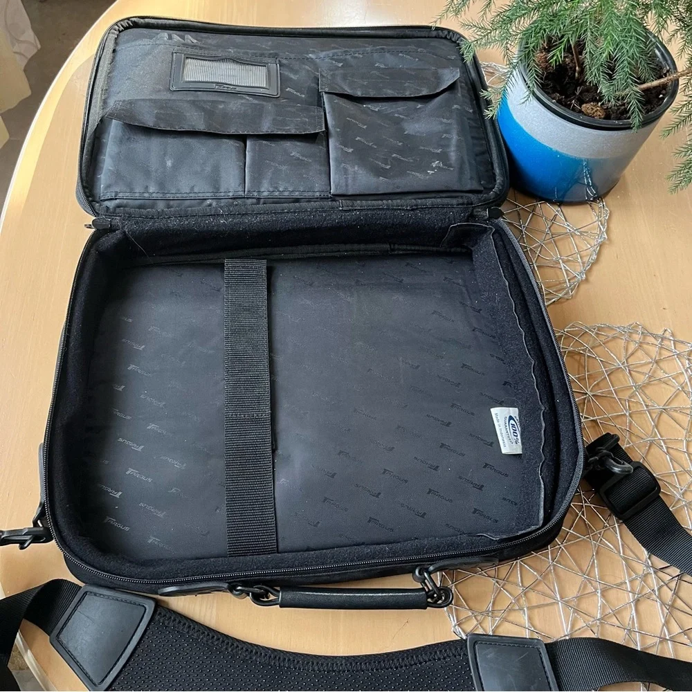 Targus black laptop bag - 12x16x2 - unisex